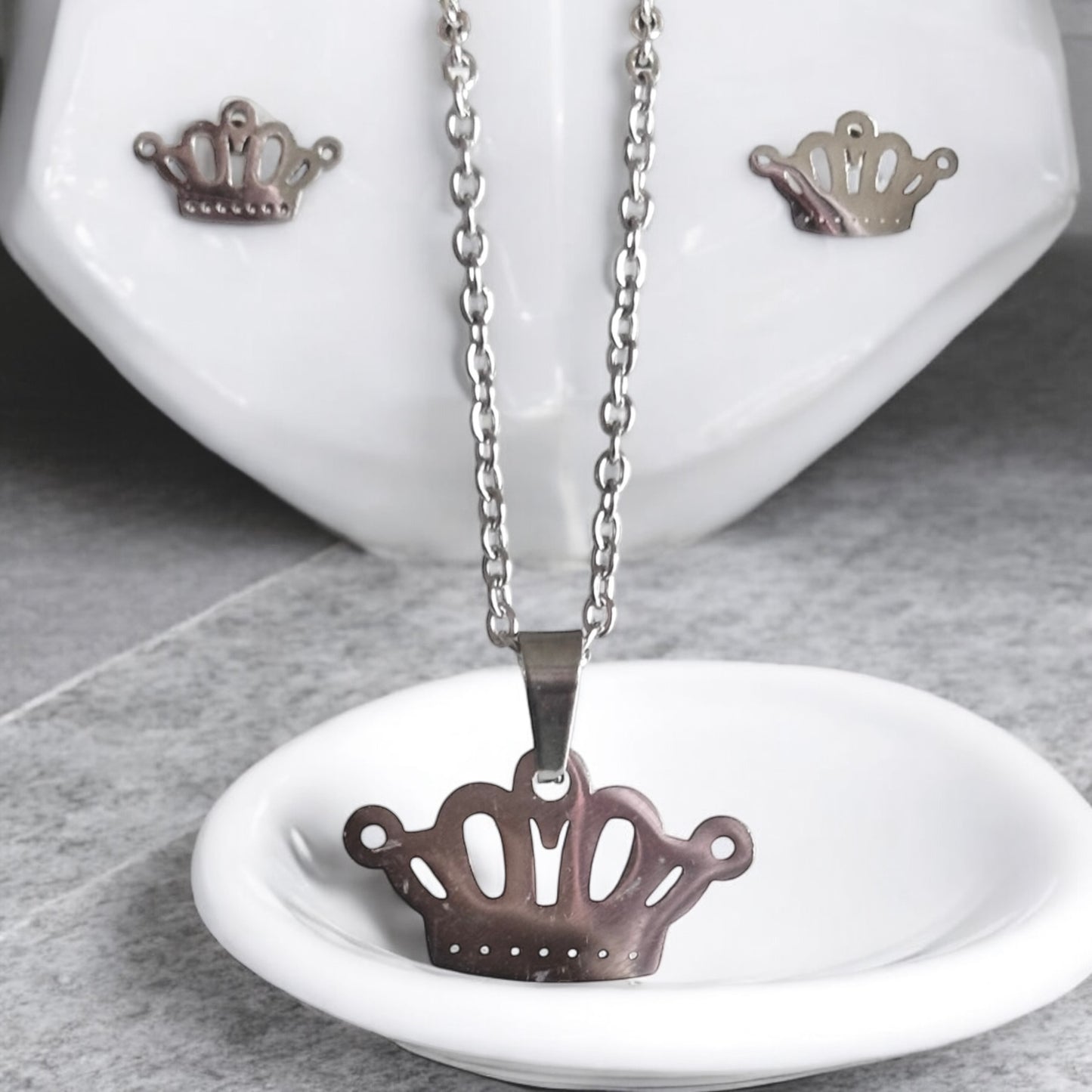 Conjunto de collar y pendientes con corona de acero inoxidable