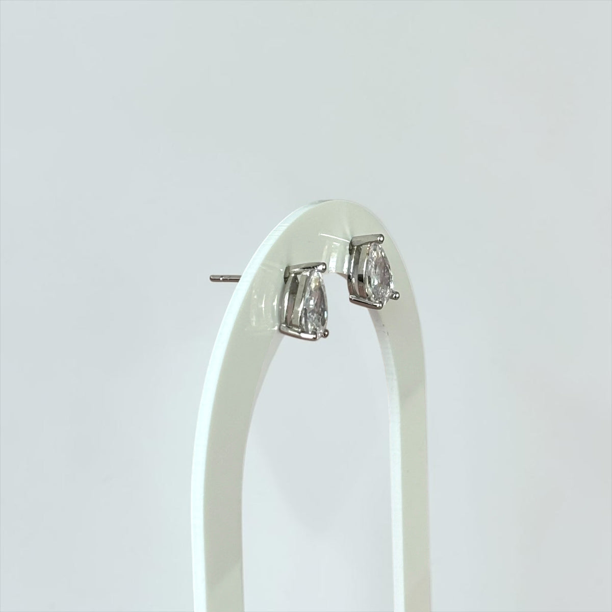 Elegante conjunto de pendientes y anillo con clase