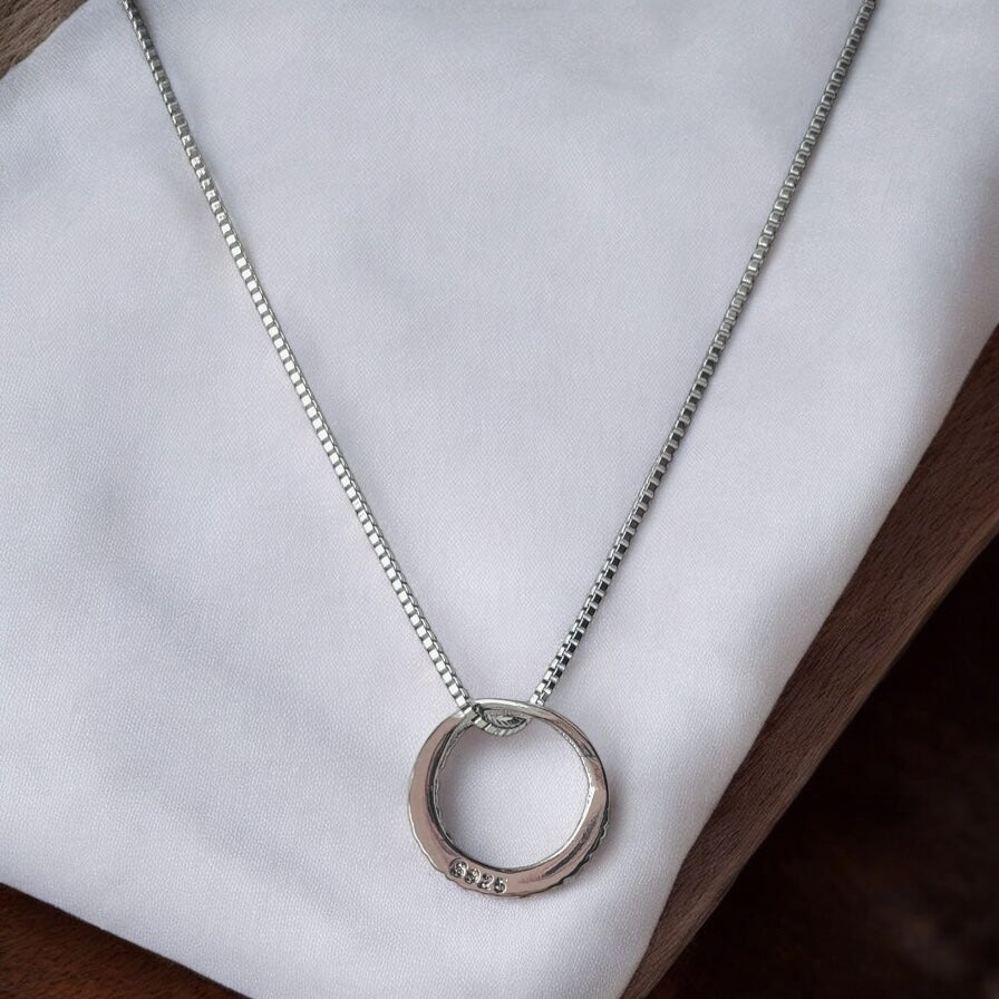 Elegante collar de plata de ley con cristales redondos