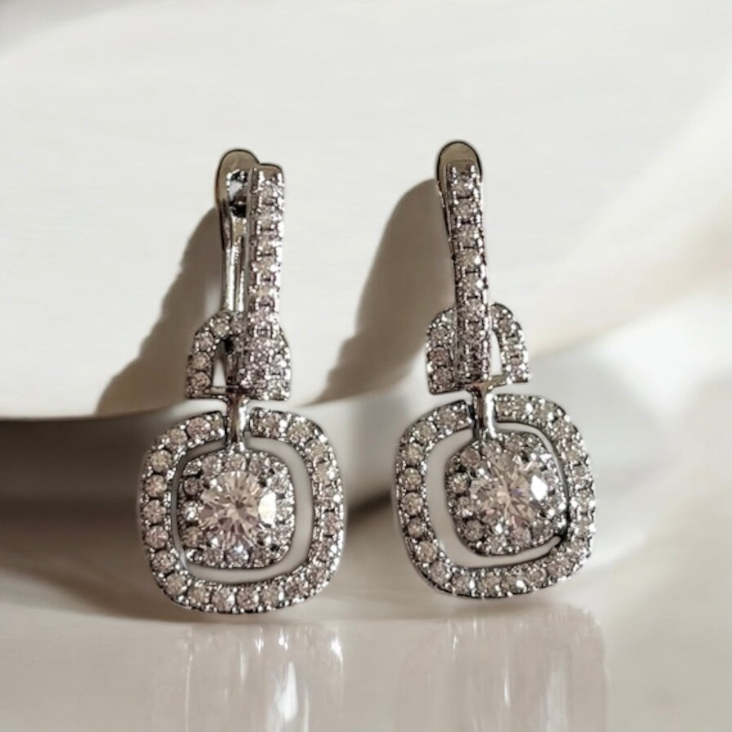 Pendientes elegantes de mujer con circonitas cuadradas