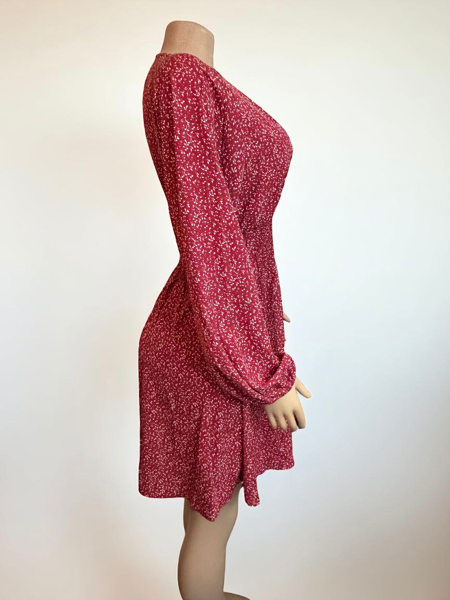 Vestido fluido color vino tinto con volantes para mujer