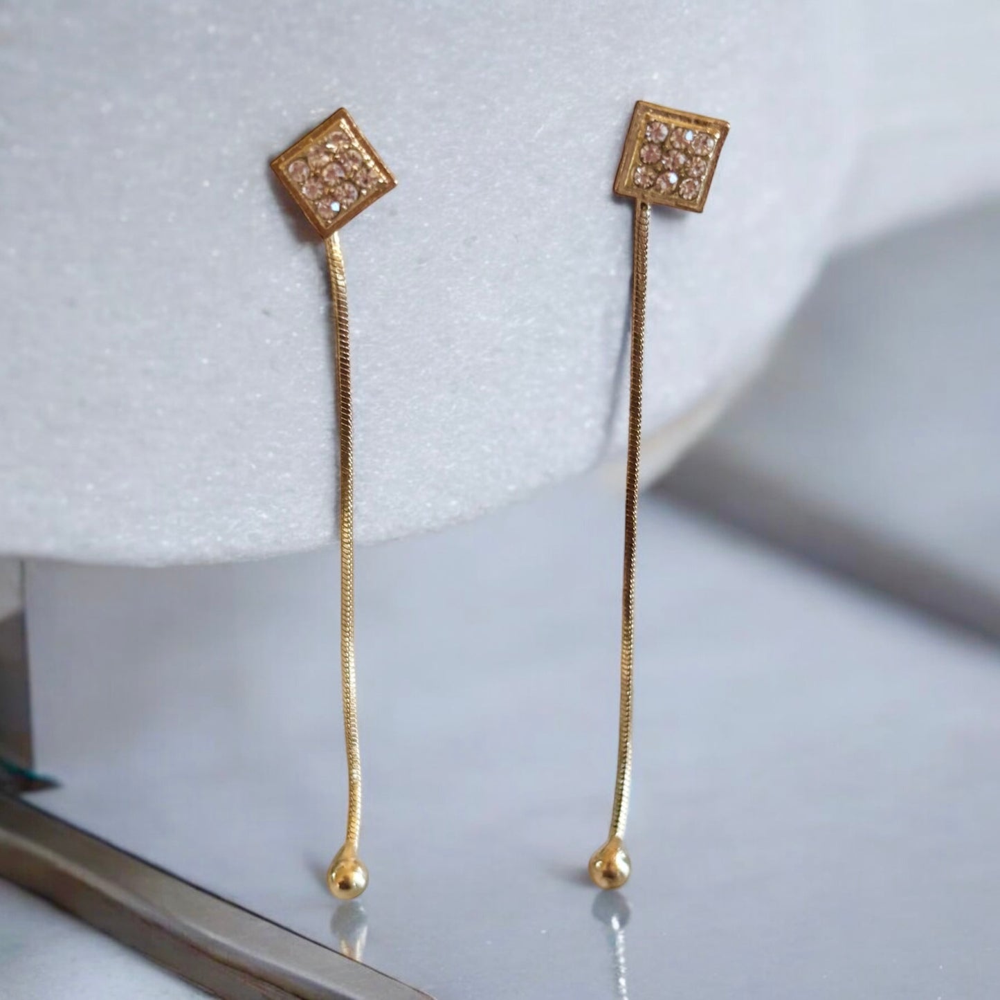 Pendientes largos dorados de lujo para mujer