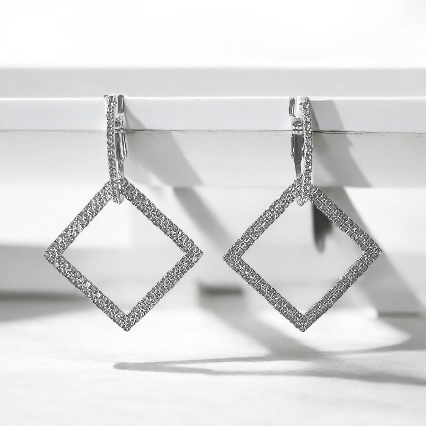 Pendiente de plata para mujer con forma de cuadrado colgante
