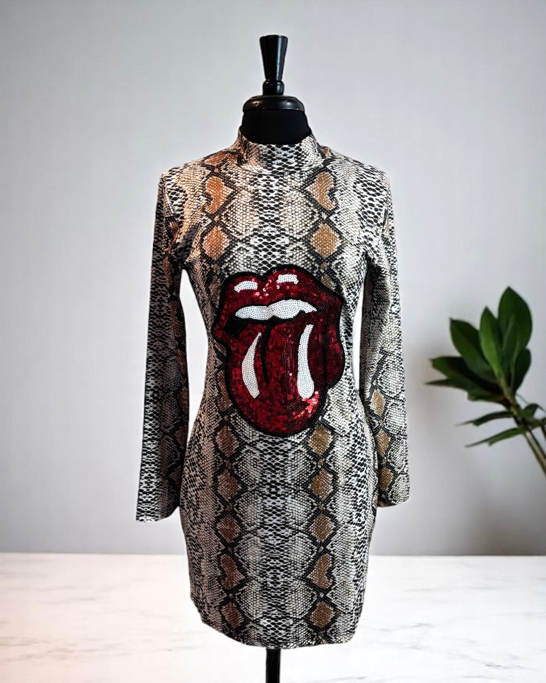 Vestido corto de mujer de manga larga con estampado de leopardo y labios rojos