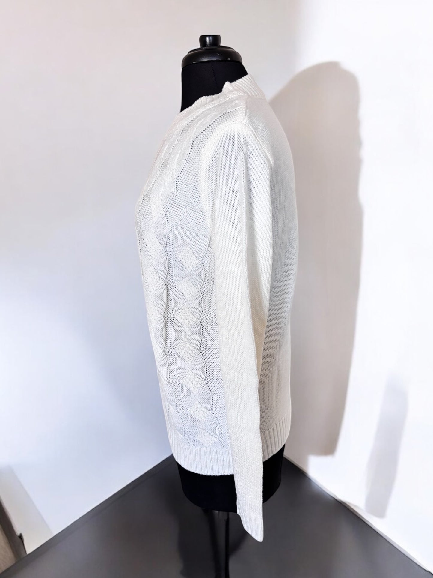 Suéter de punto de color crema con mangas largas