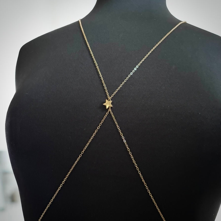 Cadena corporal dorada con cruce de estrellas