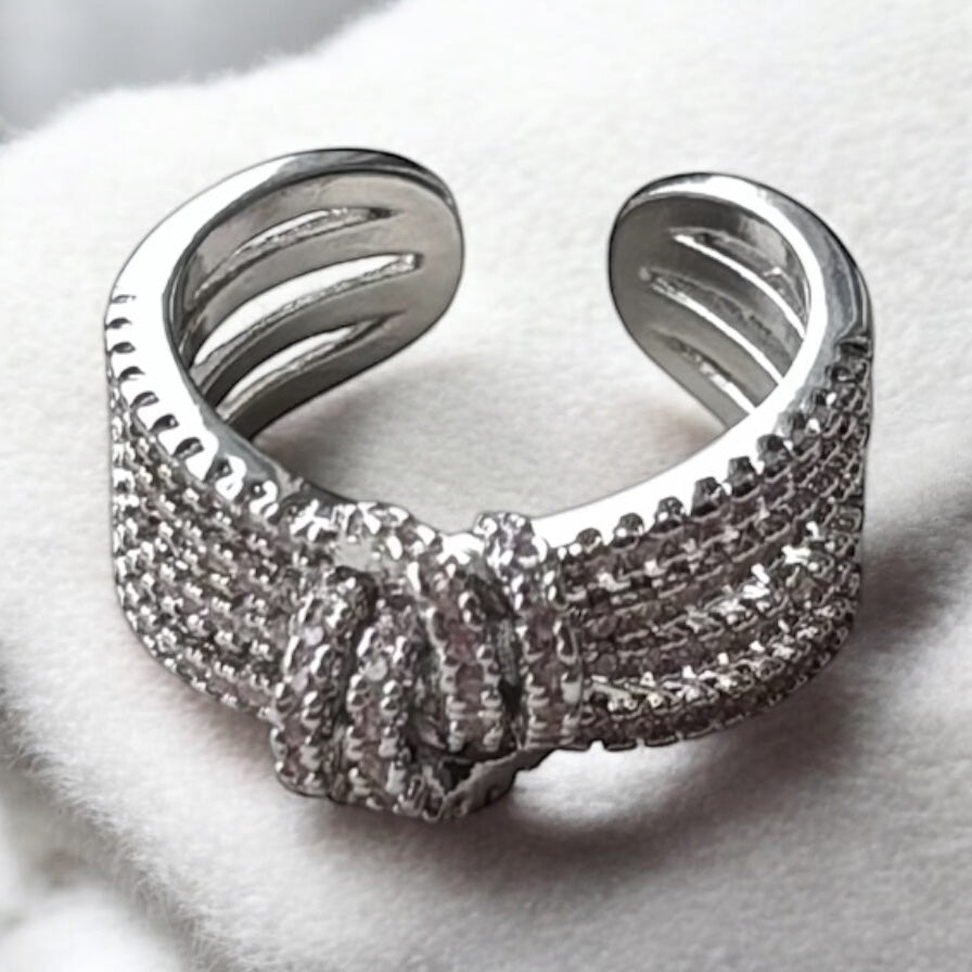 Anillo ajustable de circonitas con nudos cruzados