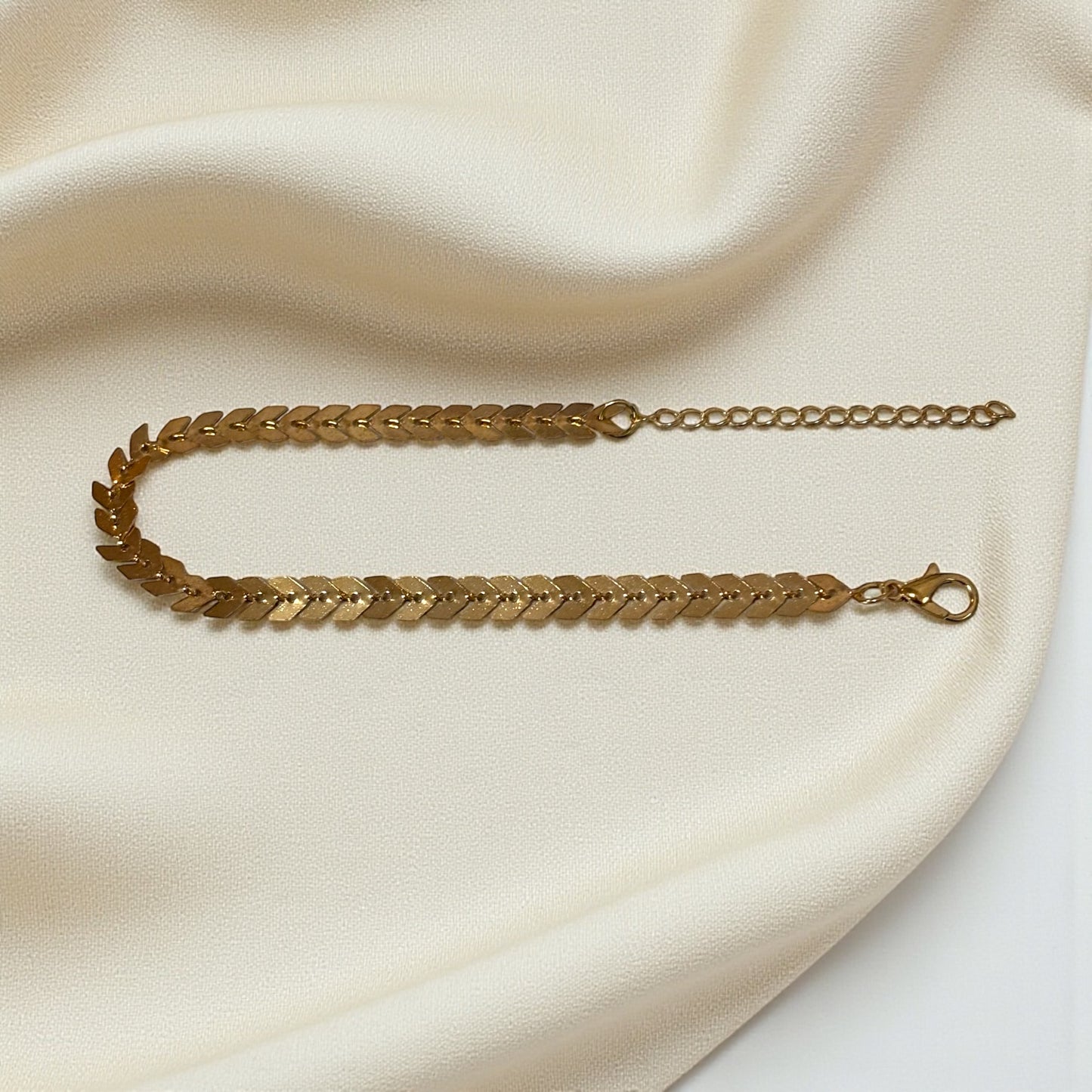 Pulsera ligera con dije de flecha