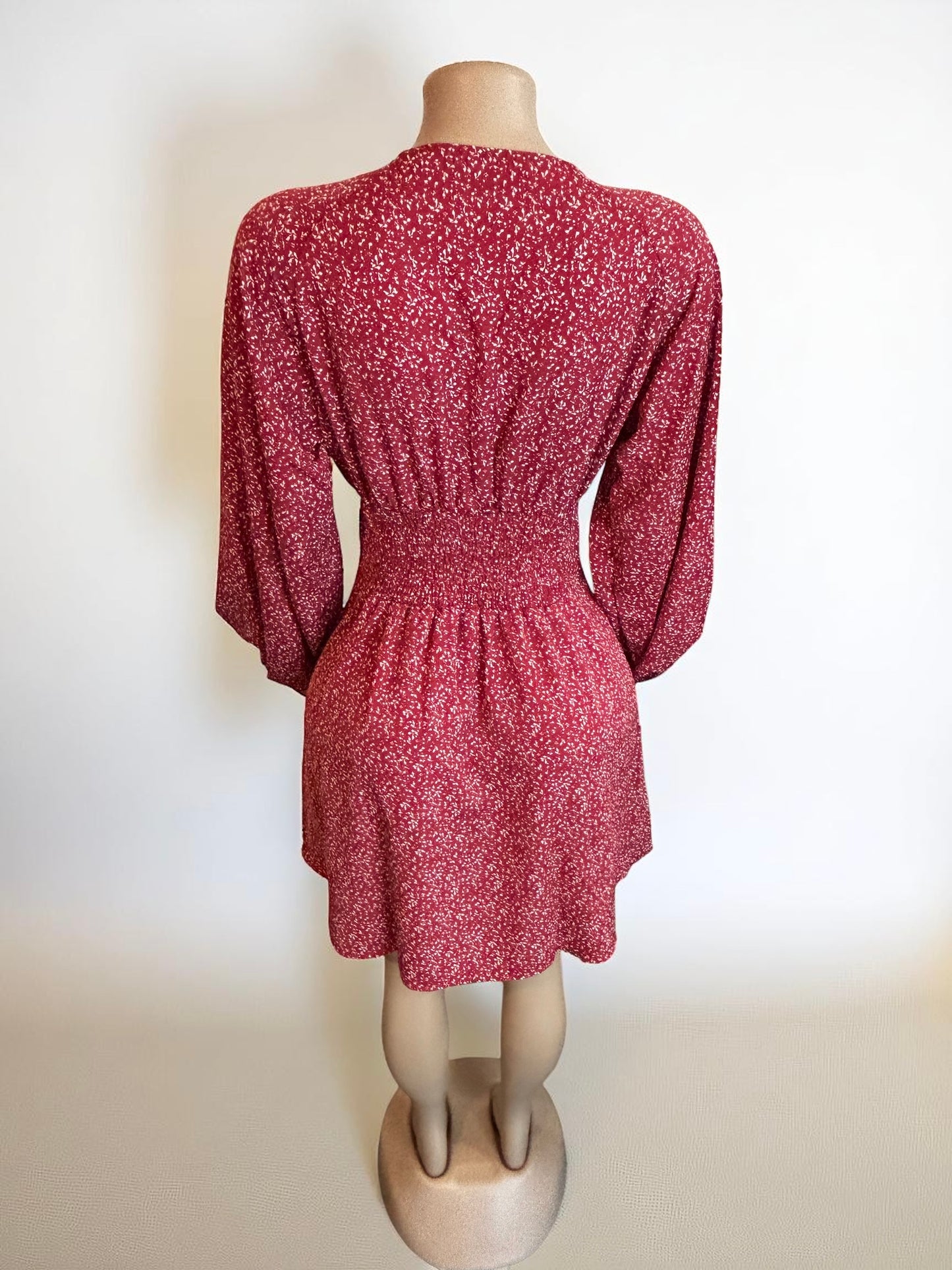Vestido fluido color vino tinto con volantes para mujer