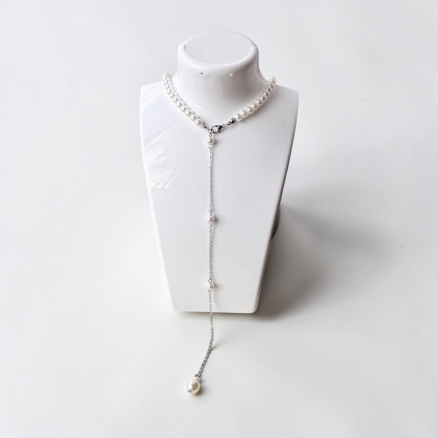 Cadena trasera con borla larga y perlas elegantes