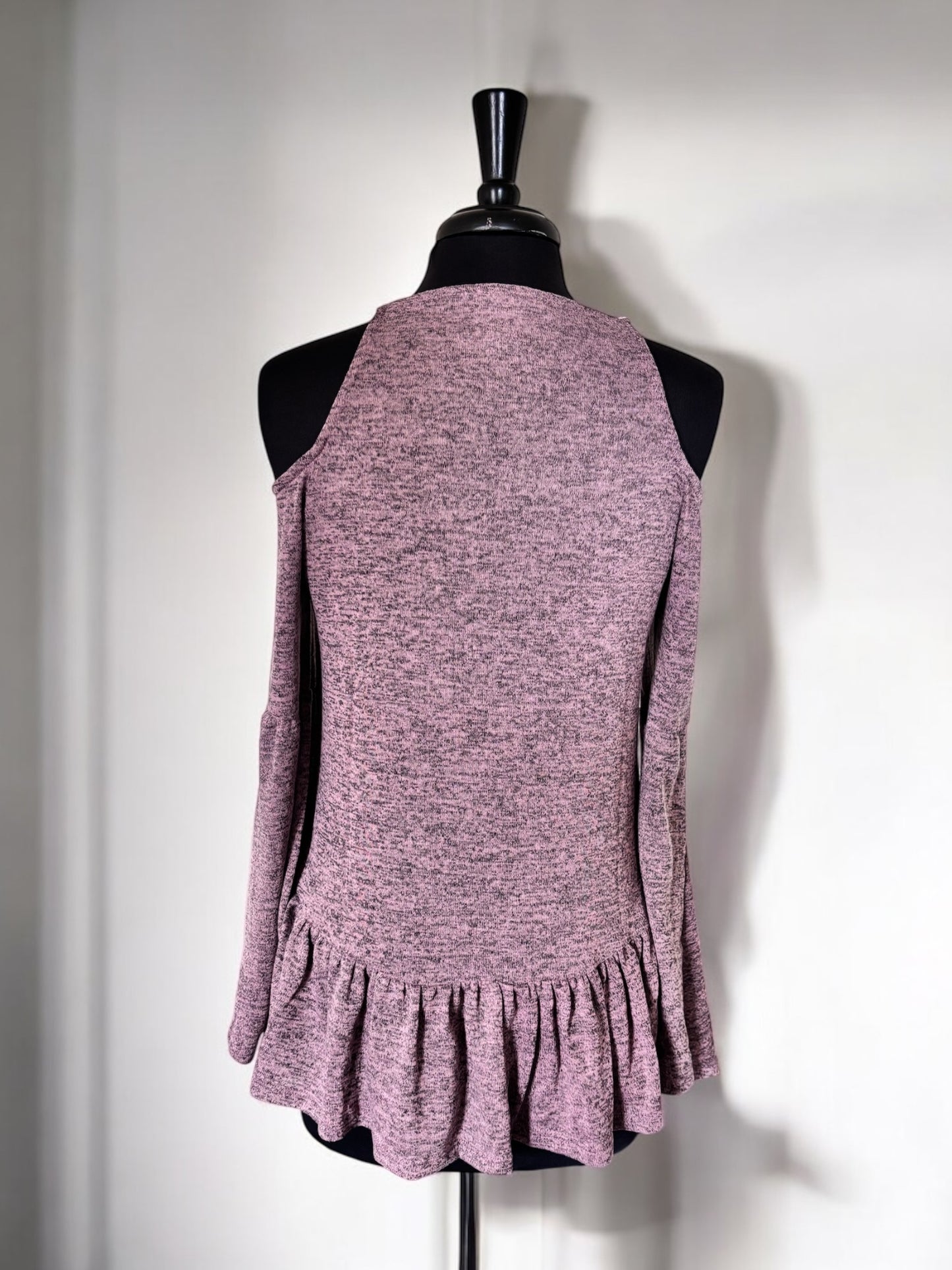 Hermosa blusa de mujer con hombros abiertos