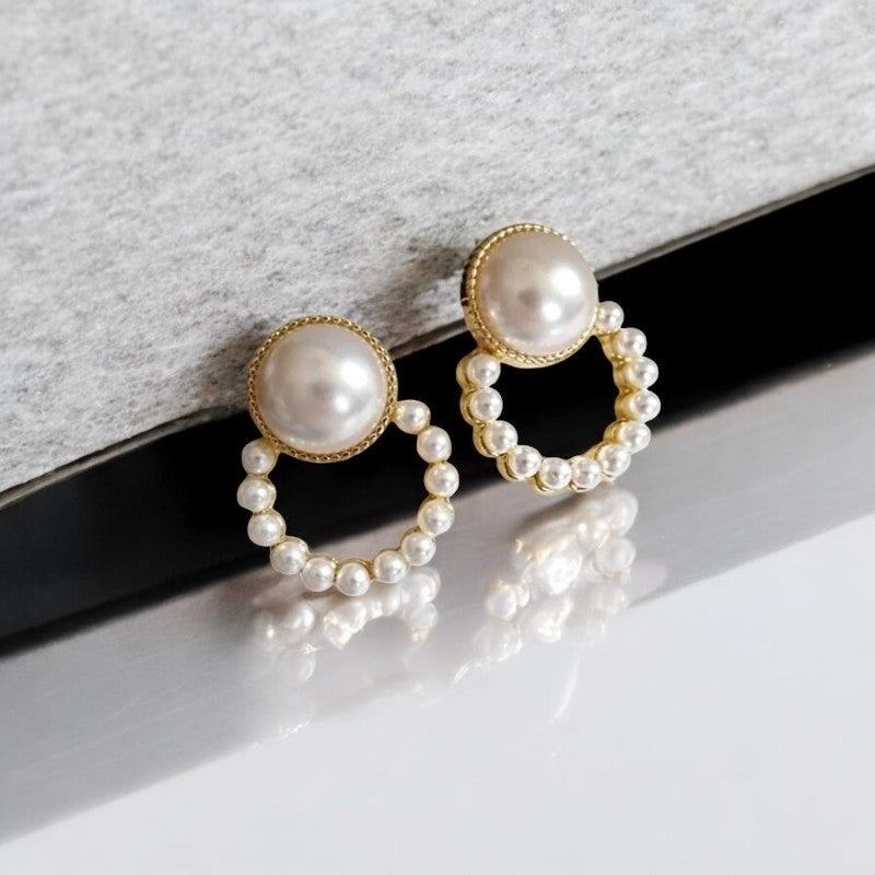 Elegantes pendientes redondos de mujer en color marfil y perla