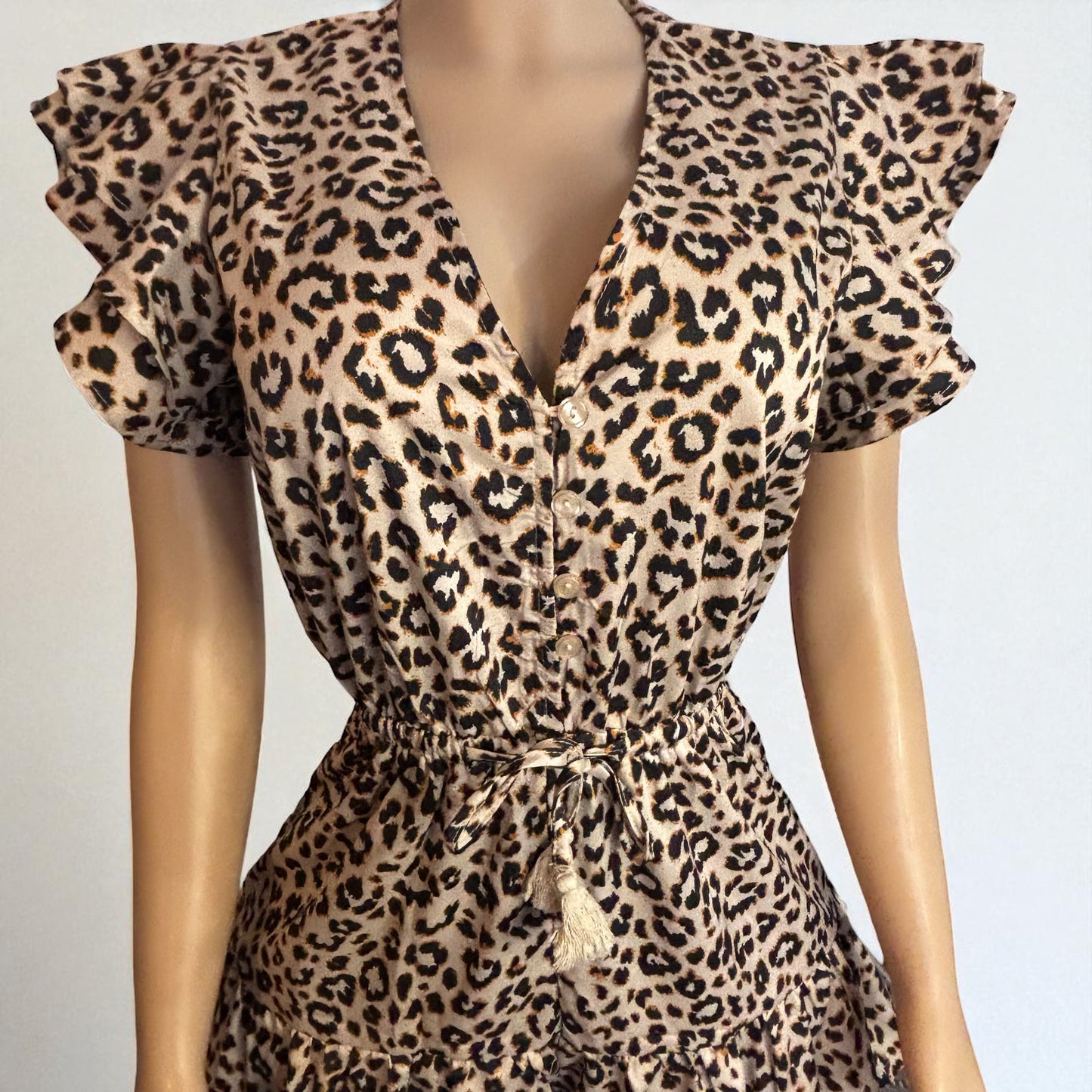 Mono con volantes y botones de leopardo para mujer