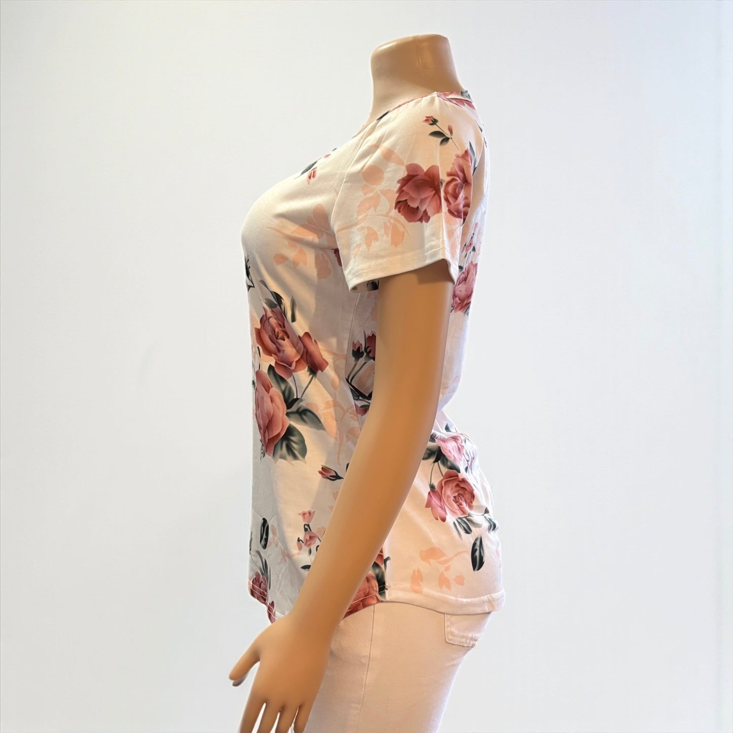 Camisa de manga corta blanca con escote en V y flores para mujer