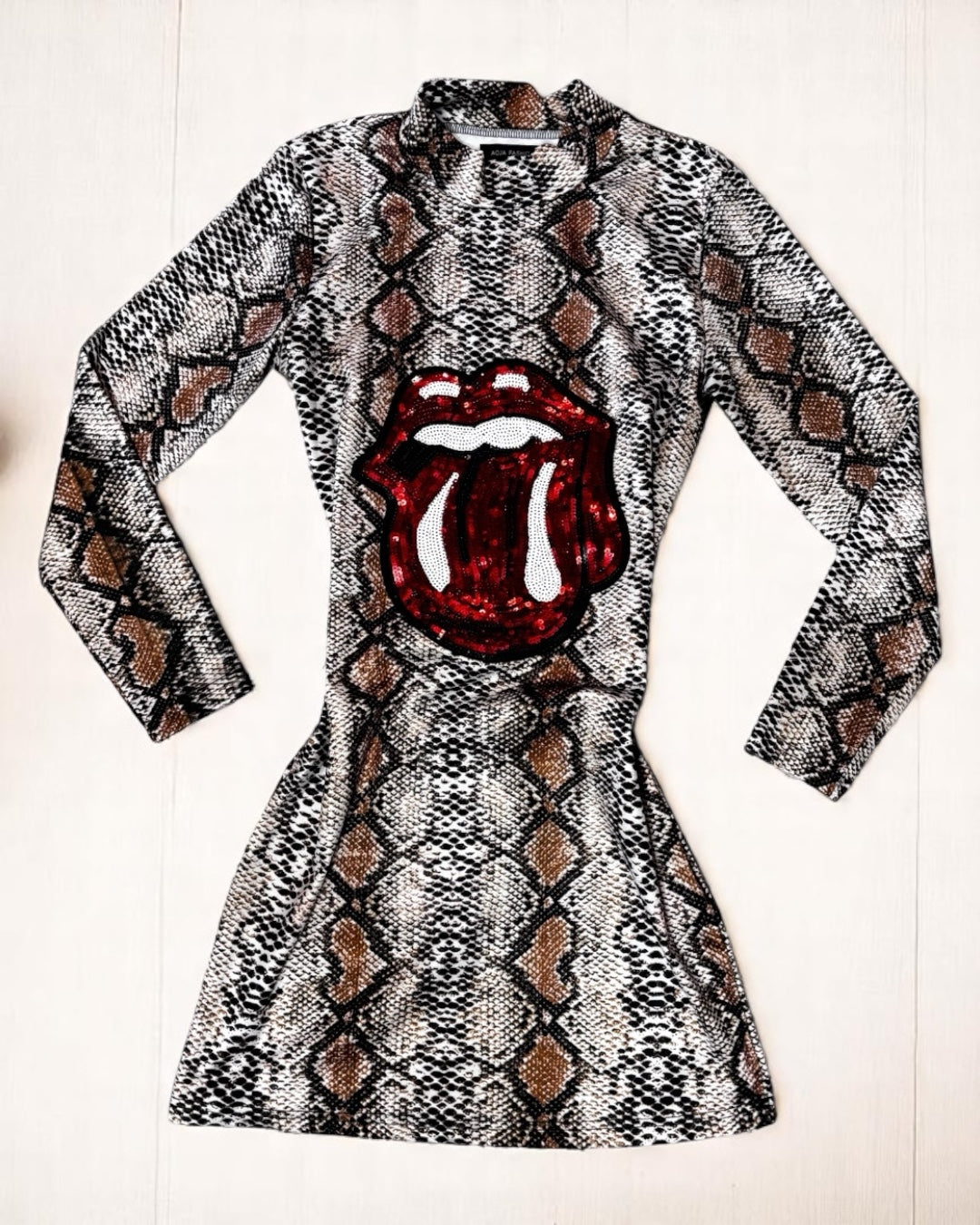 Vestido corto de mujer de manga larga con estampado de leopardo y labios rojos