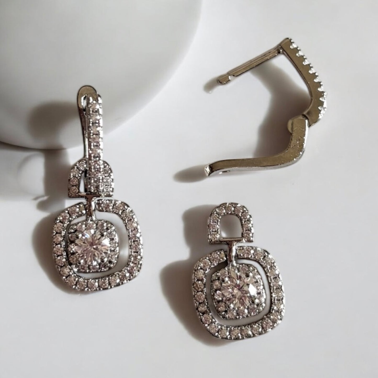 Pendientes elegantes de mujer con circonitas cuadradas