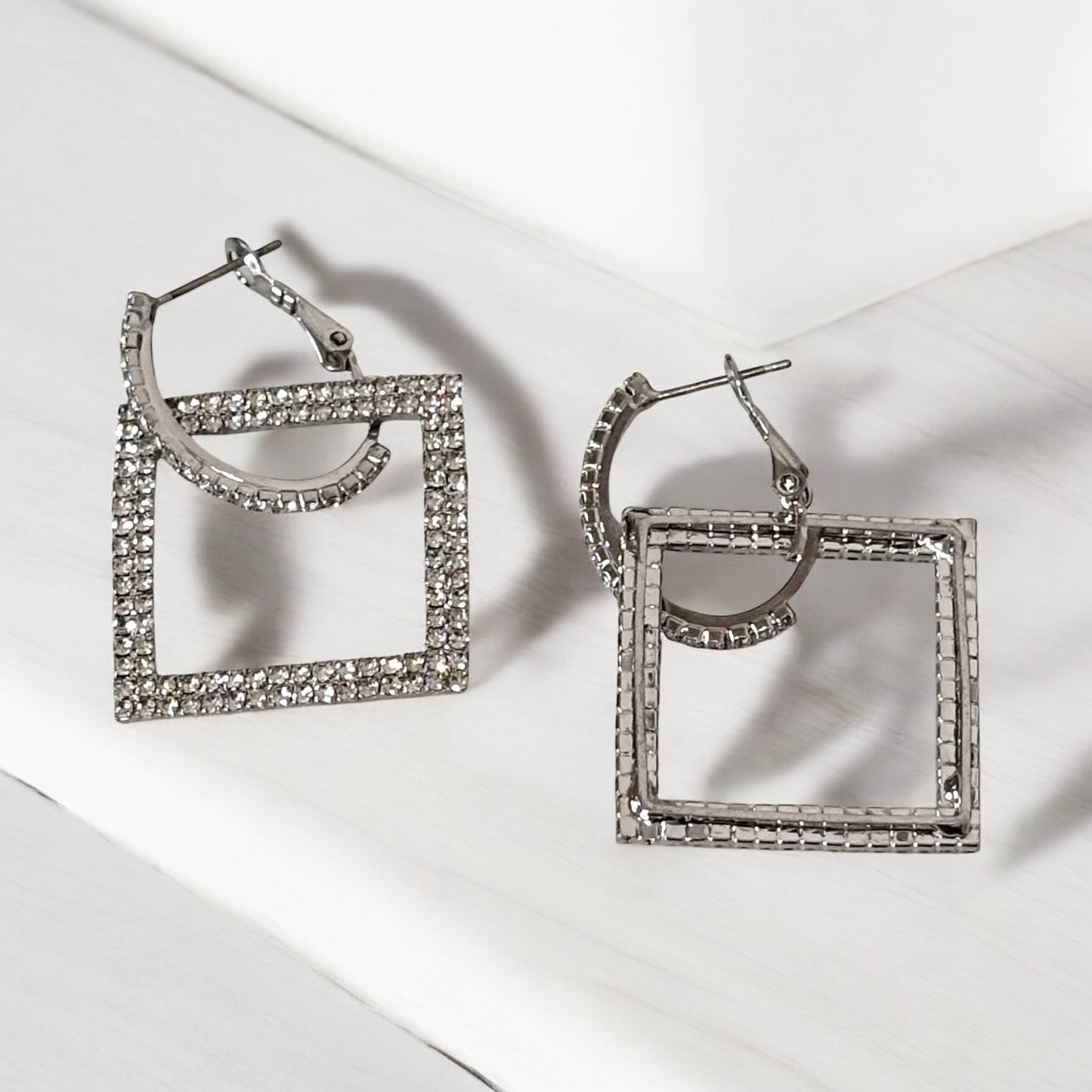 Pendiente de plata para mujer con forma de cuadrado colgante