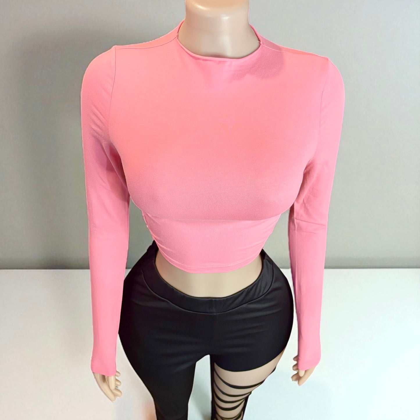 Top corto de manga larga con espalda abierta en color rosa