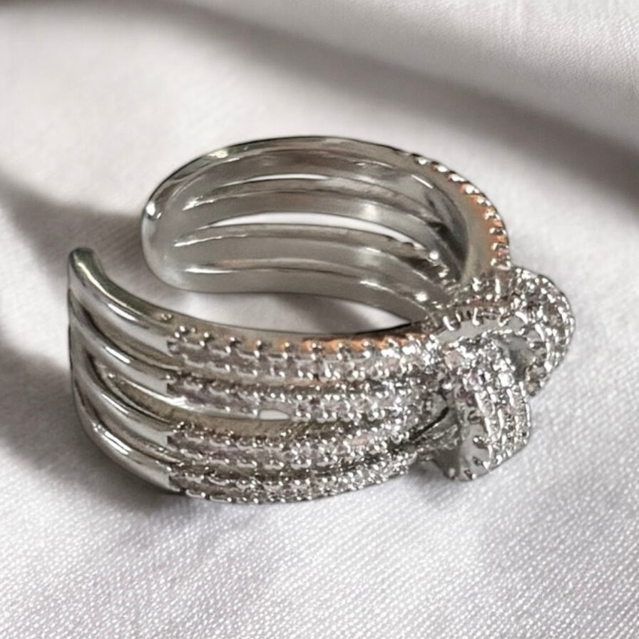 Anillo ajustable de circonitas con nudos cruzados