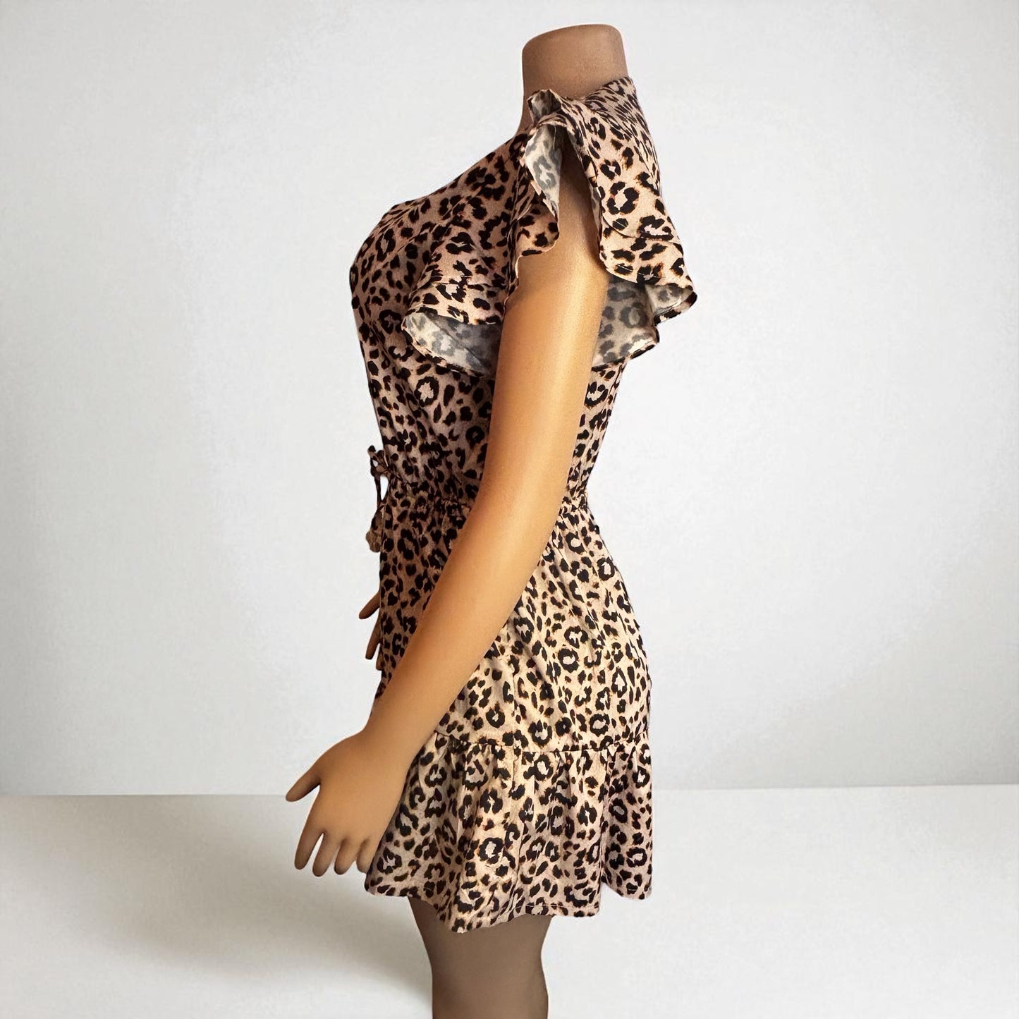 Mono con volantes y botones de leopardo para mujer