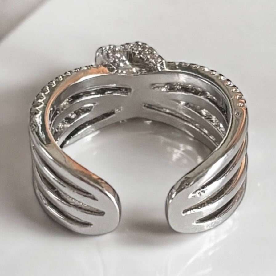 Anillo ajustable de circonitas con nudos cruzados