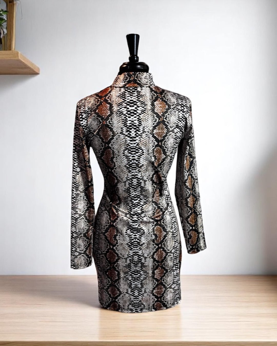 Vestido corto de mujer de manga larga con estampado de leopardo y labios rojos