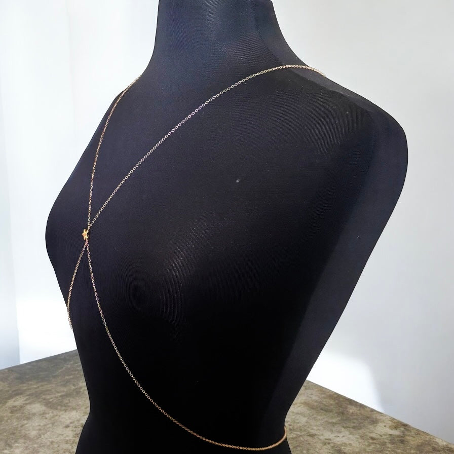 Cadena corporal dorada con cruce de estrellas