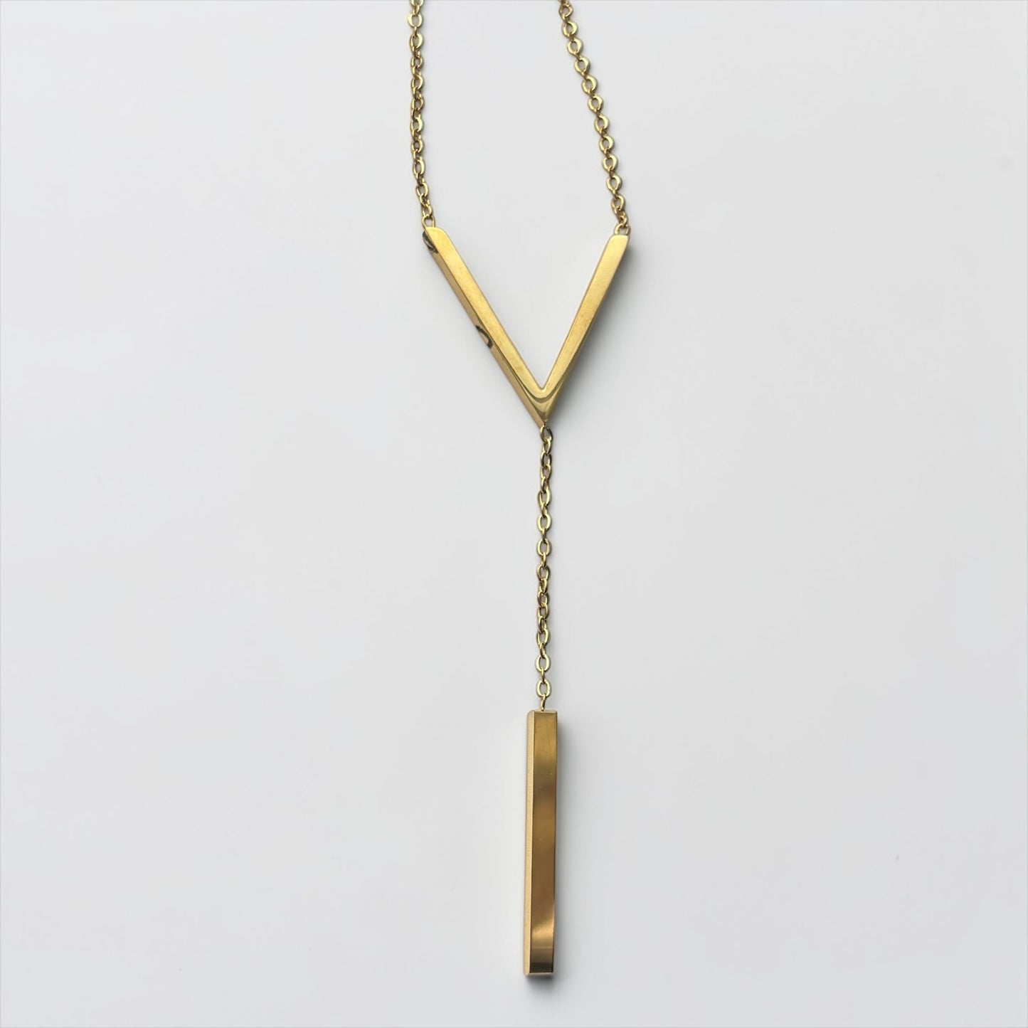 Collar dorado para mujer en forma de V