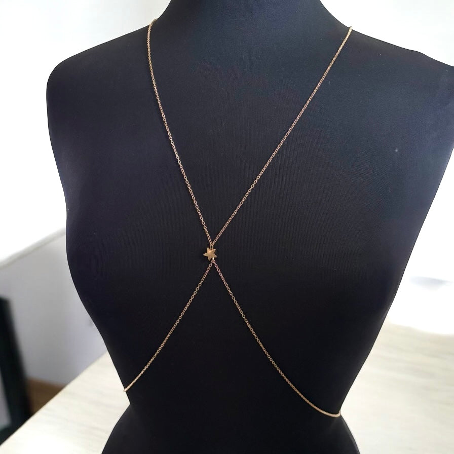 Cadena corporal dorada con cruce de estrellas