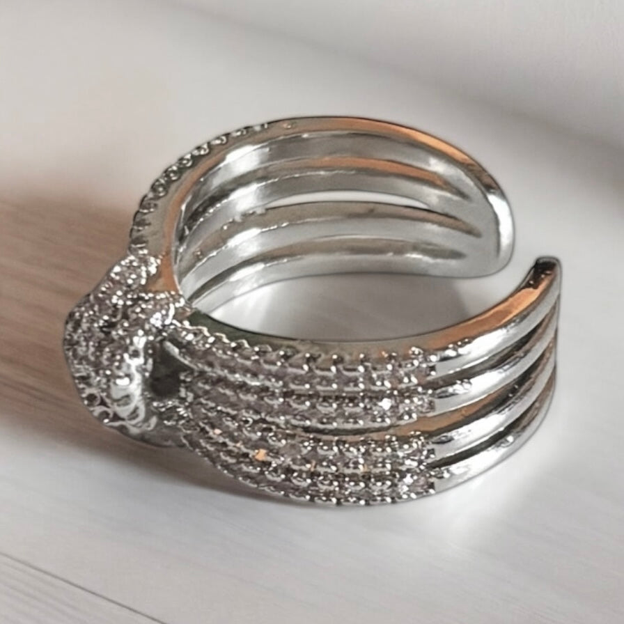 Anillo ajustable de circonitas con nudos cruzados