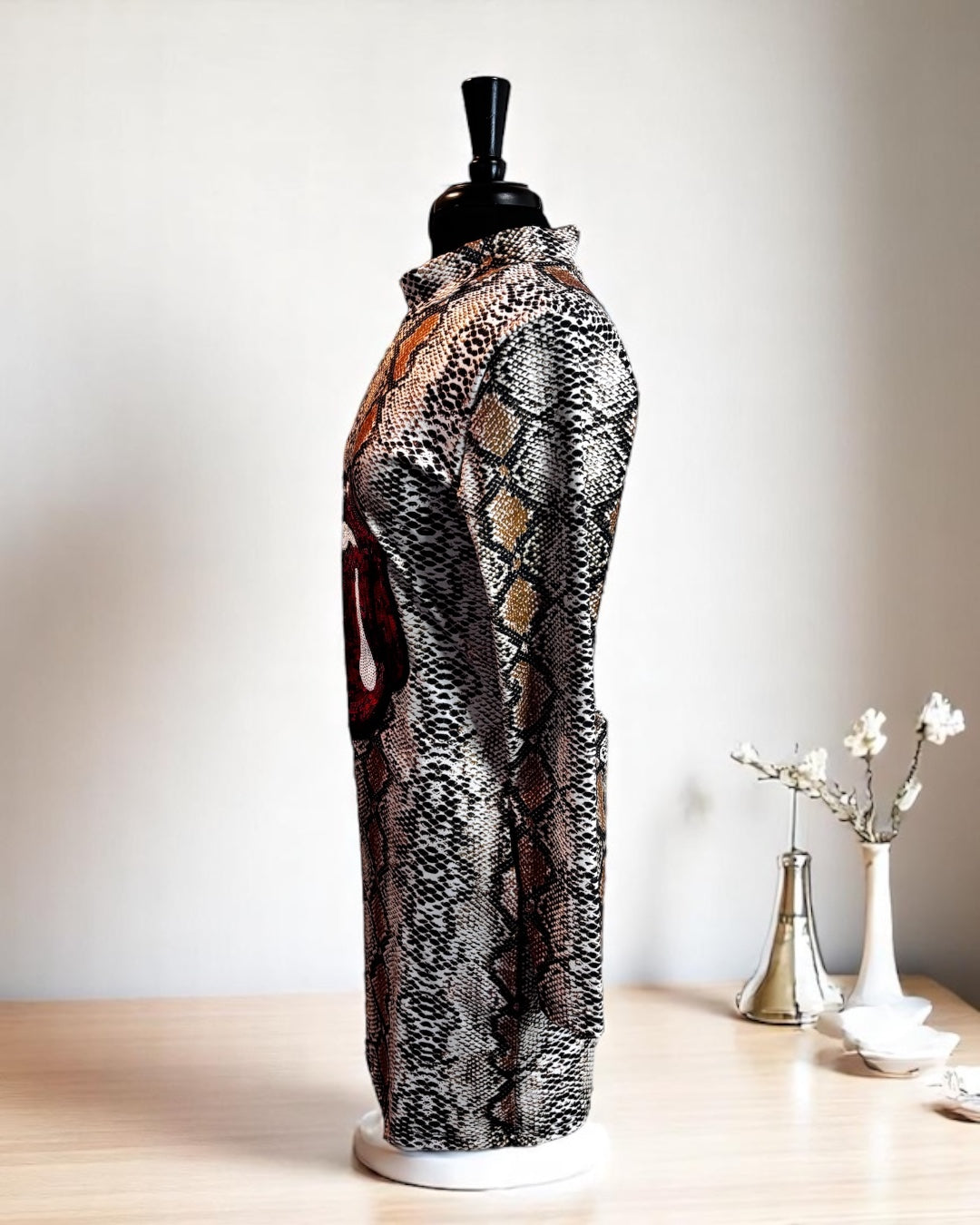 Vestido corto de mujer de manga larga con estampado de leopardo y labios rojos