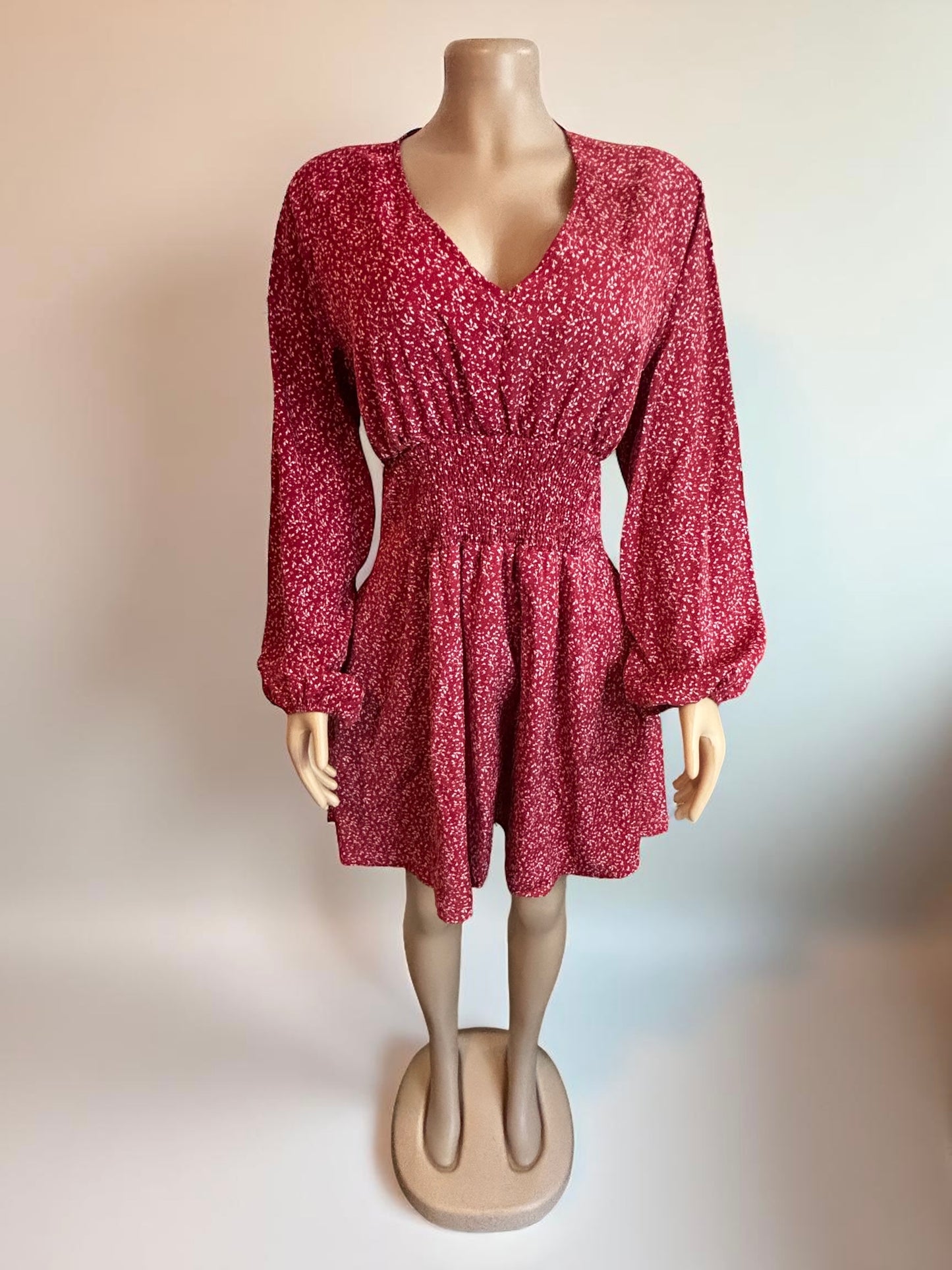 Vestido fluido color vino tinto con volantes para mujer