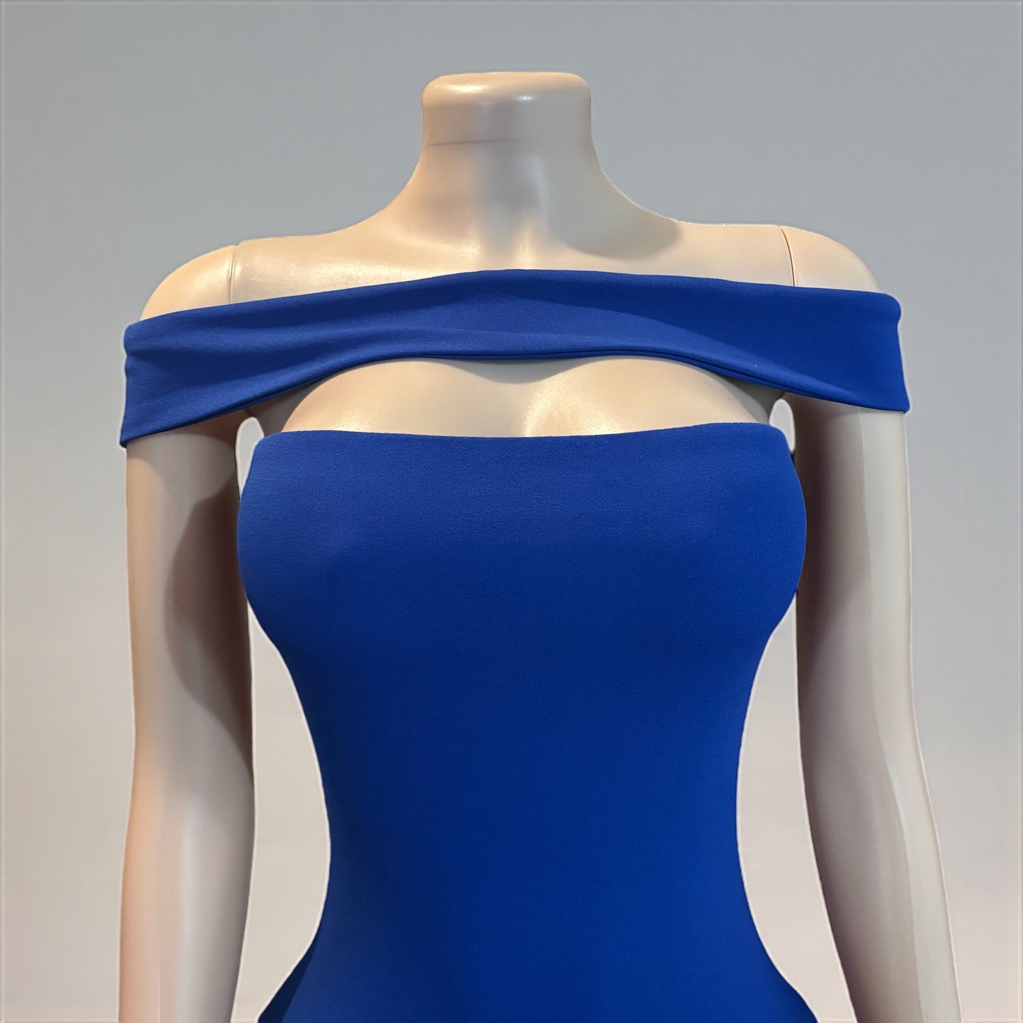 Vestido azul real de mujer con hombros descubiertos