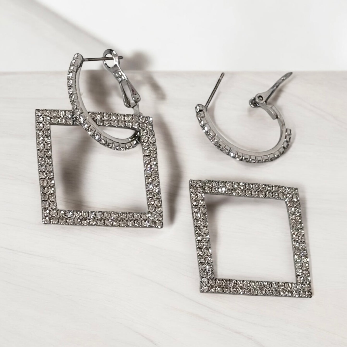 Pendiente de plata para mujer con forma de cuadrado colgante