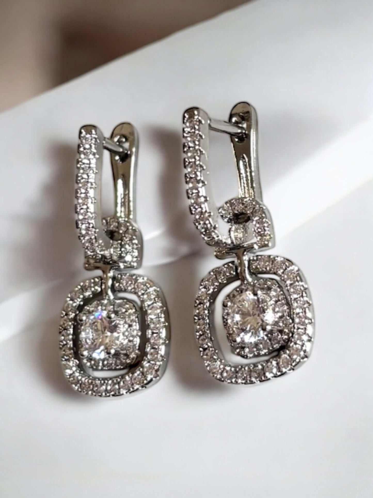 Pendientes elegantes de mujer con circonitas cuadradas