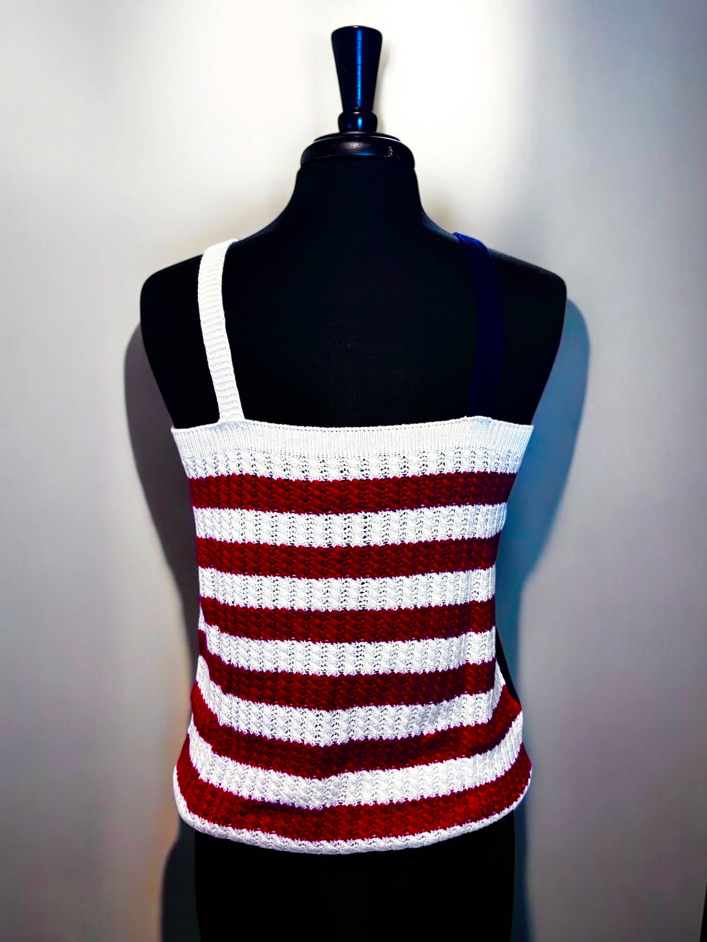 Camiseta de punto con estampado de bandera de estrellas y rayas rojas