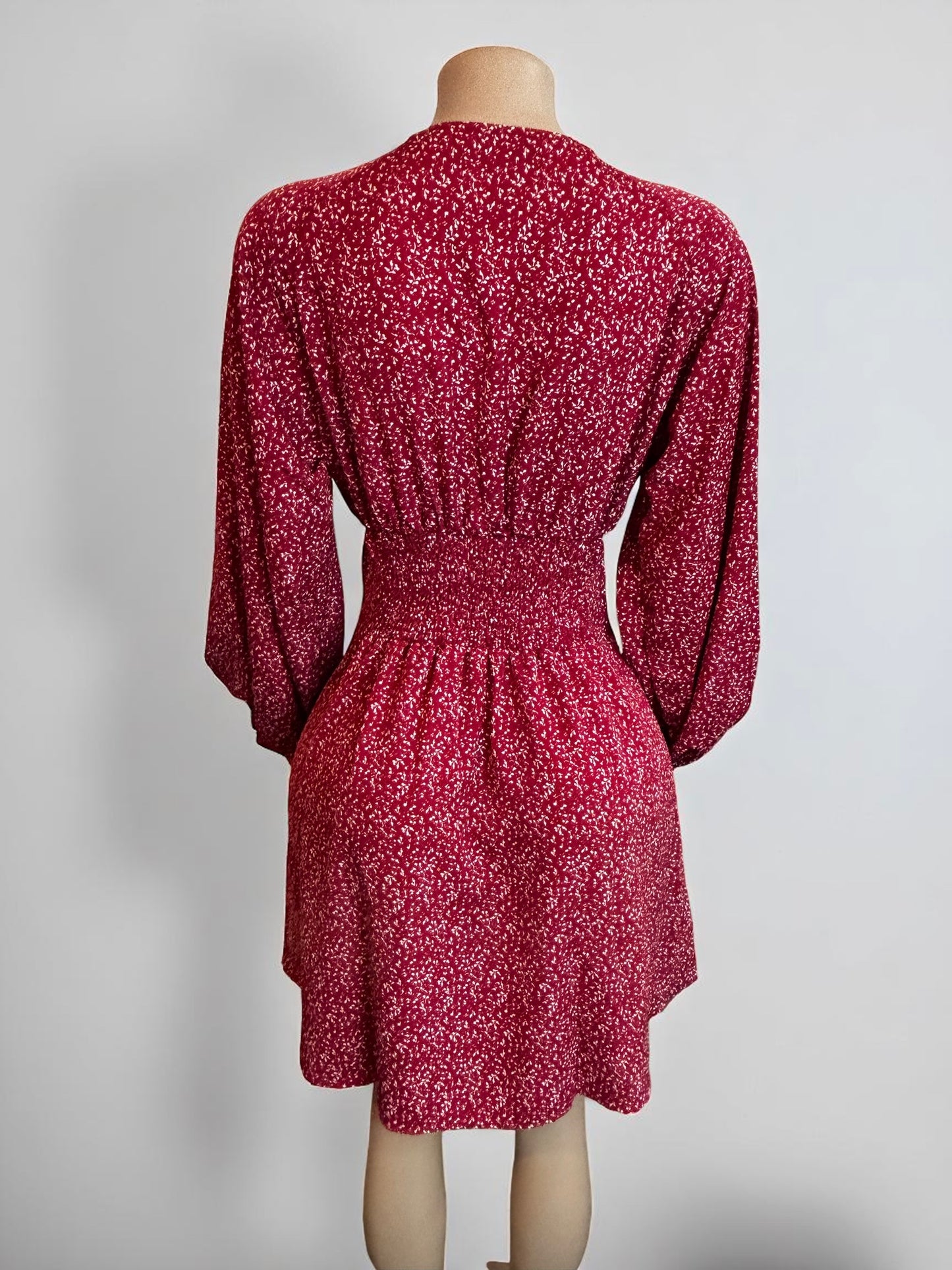 Vestido fluido color vino tinto con volantes para mujer