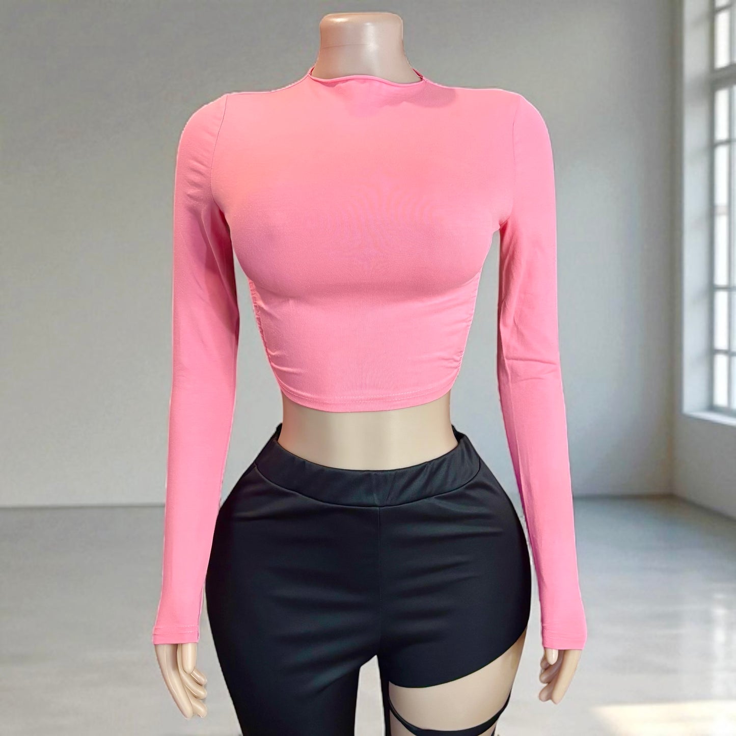 Top corto de manga larga con espalda abierta en color rosa