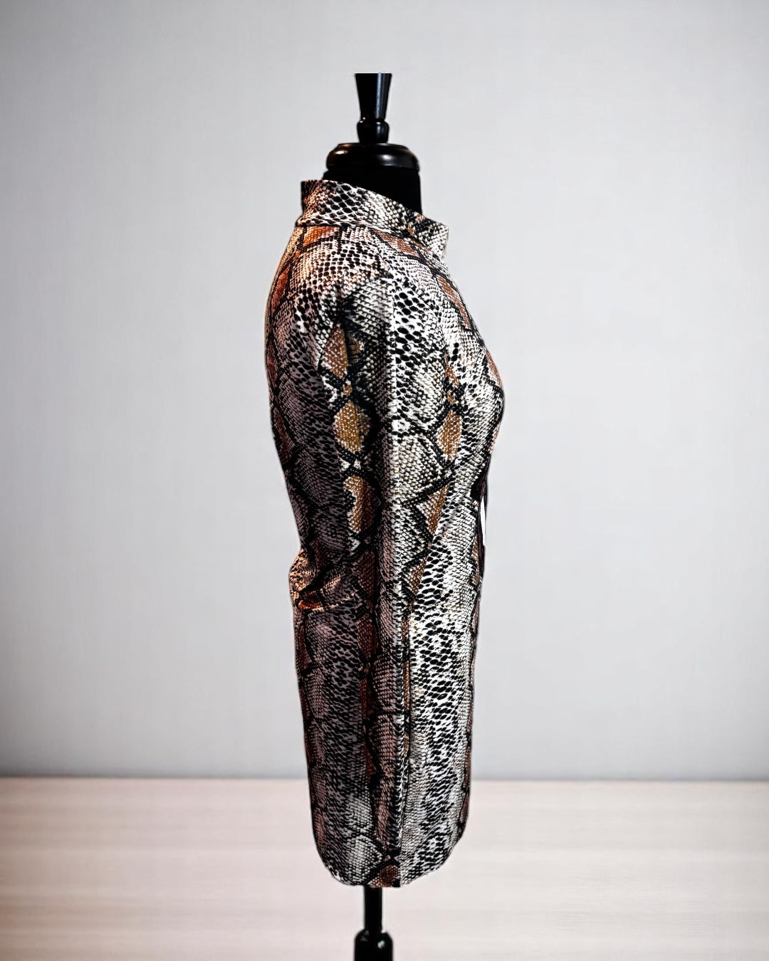 Vestido corto de mujer de manga larga con estampado de leopardo y labios rojos