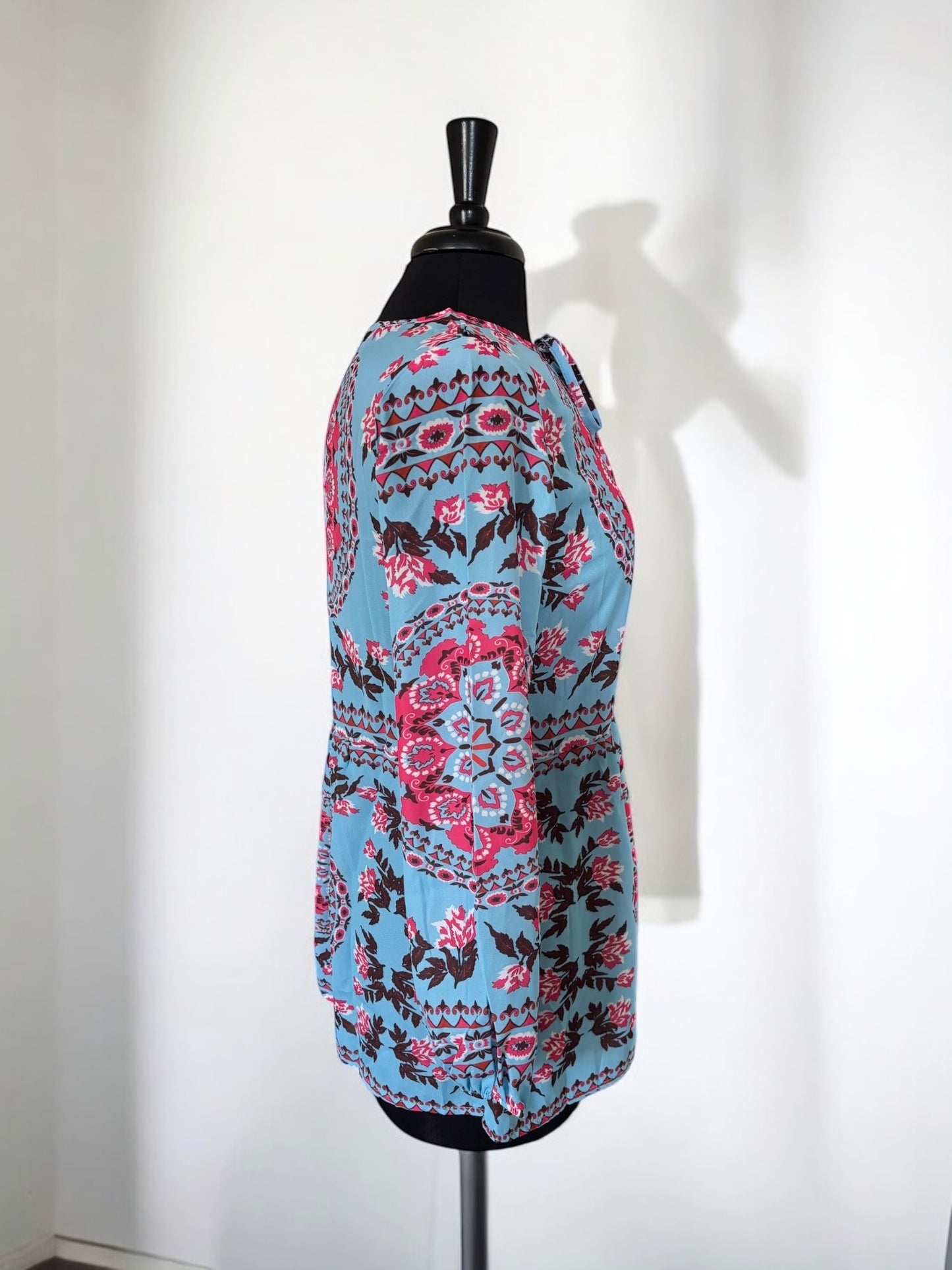 Blusa con escote en V, borlas y lazo con estampado bohemio azul