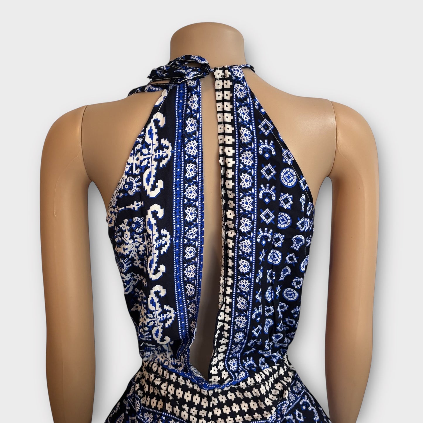 Mono corto con escote halter y abertura en la boca de cerradura para mujer en color azul