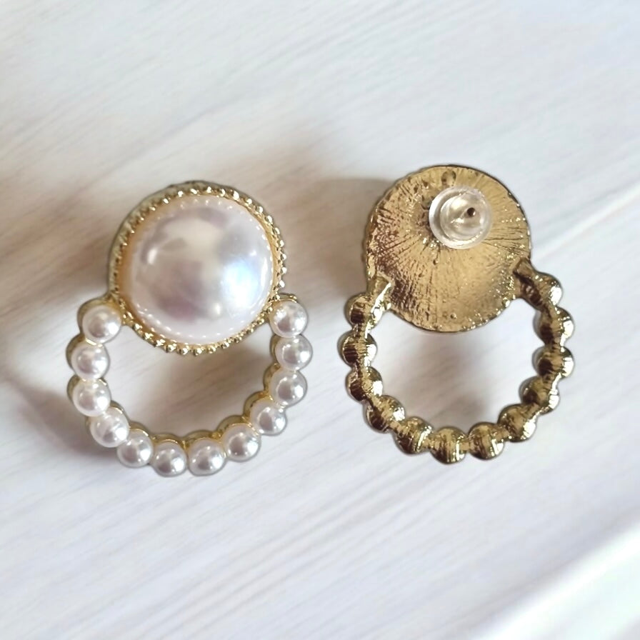 Elegantes pendientes redondos de mujer en color marfil y perla