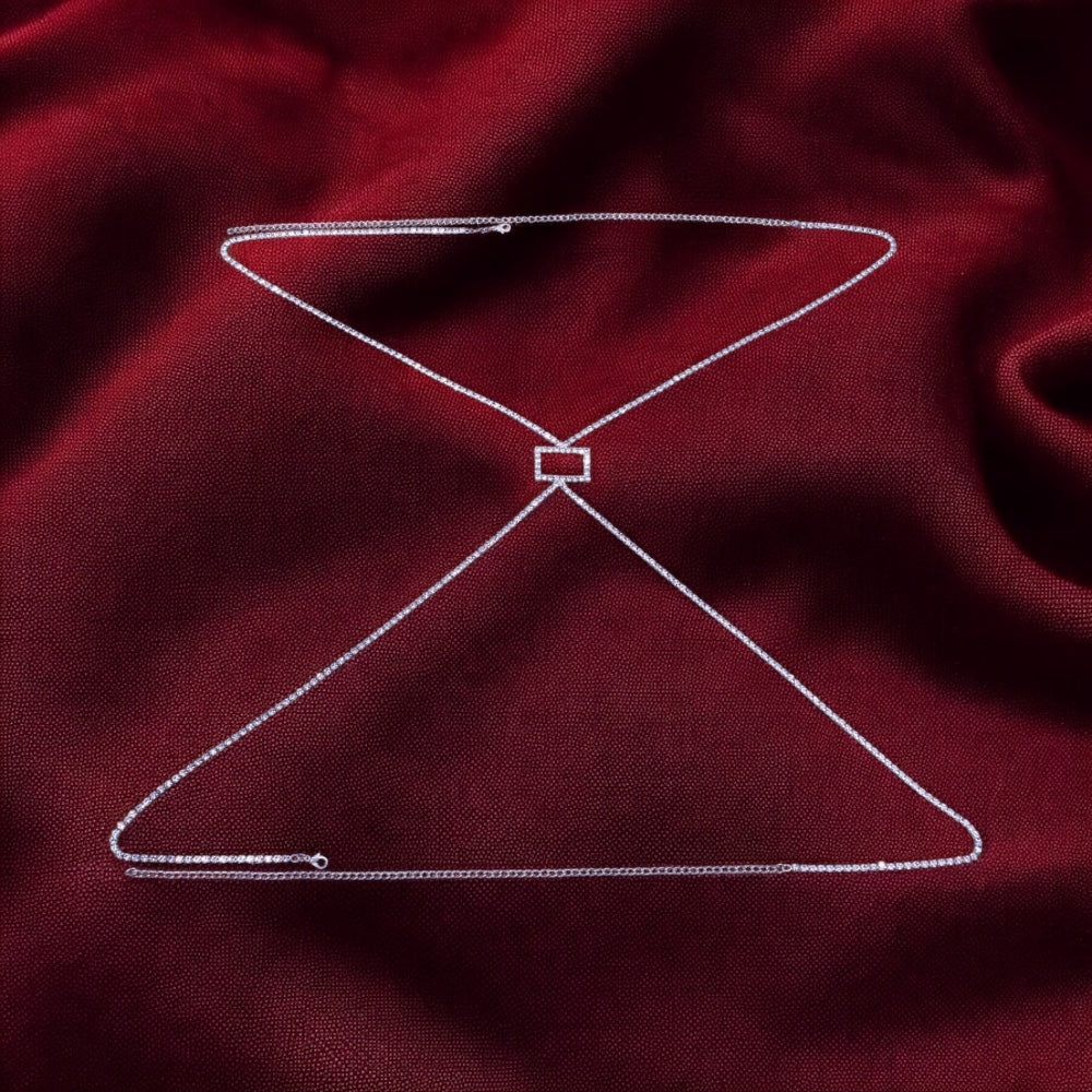 Elegante cadena para el cuerpo con cristales cruzados en la espalda