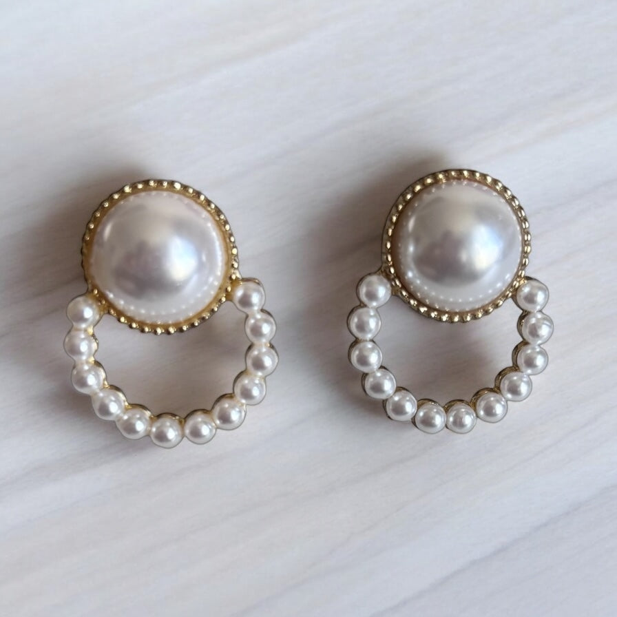 Elegantes pendientes redondos de mujer en color marfil y perla