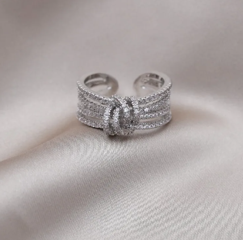 Anillo ajustable de circonitas con nudos cruzados