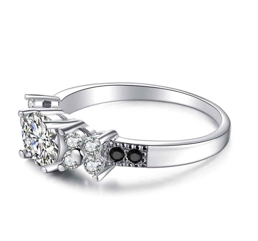 Elegante anillo de compromiso de plata de ley