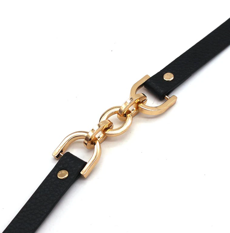 Pulsera vintage de cuero con múltiples capas y dijes