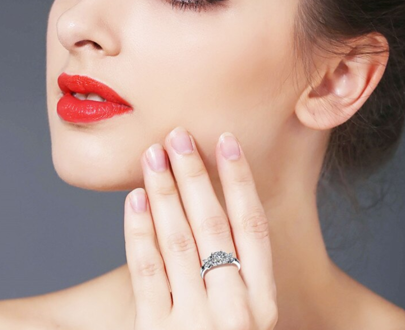 Elegante anillo de compromiso de plata de ley