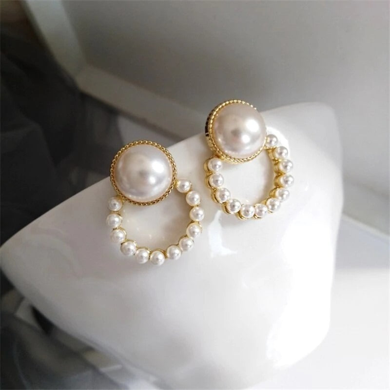 Elegantes pendientes redondos de mujer en color marfil y perla