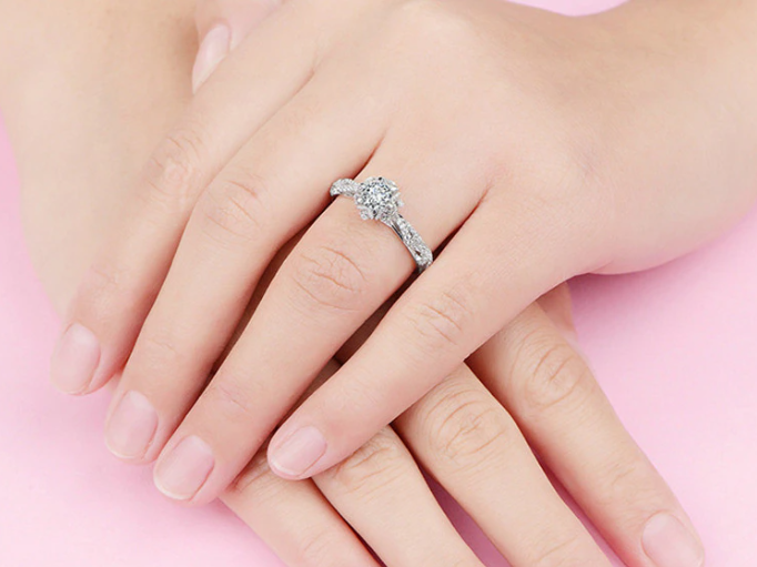 Anillo de compromiso de oro blanco